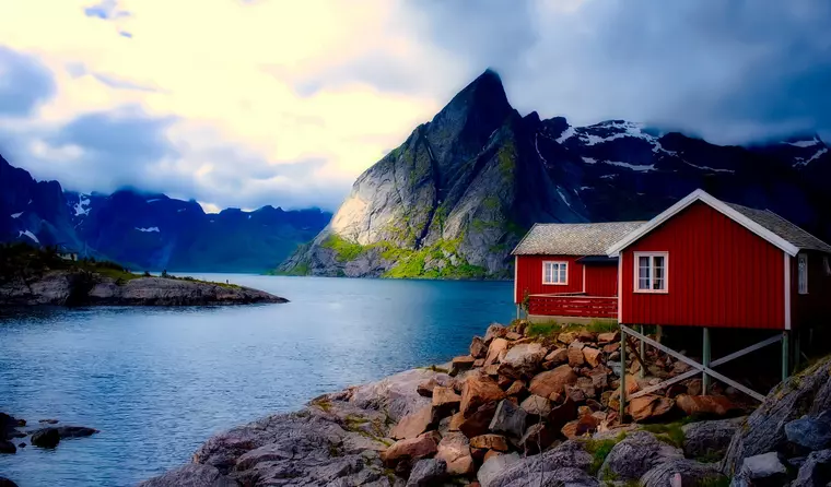 Norwegen Reise - Haus am norwegischen Fjord