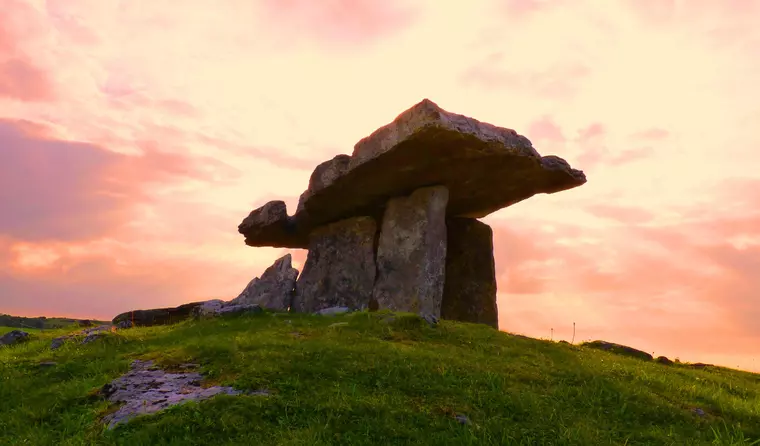 Irland Reise - Irland Rundreise zu den Poulnabrone Dolmen am Portal-Tomb